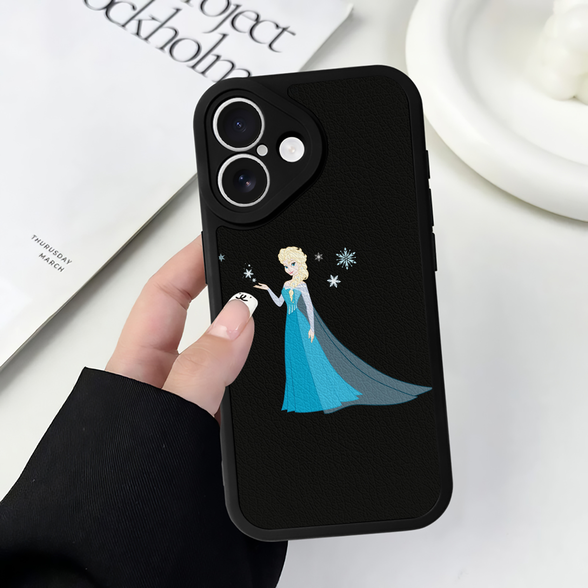 （画像用） アナと雪の女王 アンナ エルサ Frozen Anna Elsa 【iPhone 16シリーズ対応】シリコンスマホケース（レザー調） 材質：シリコン